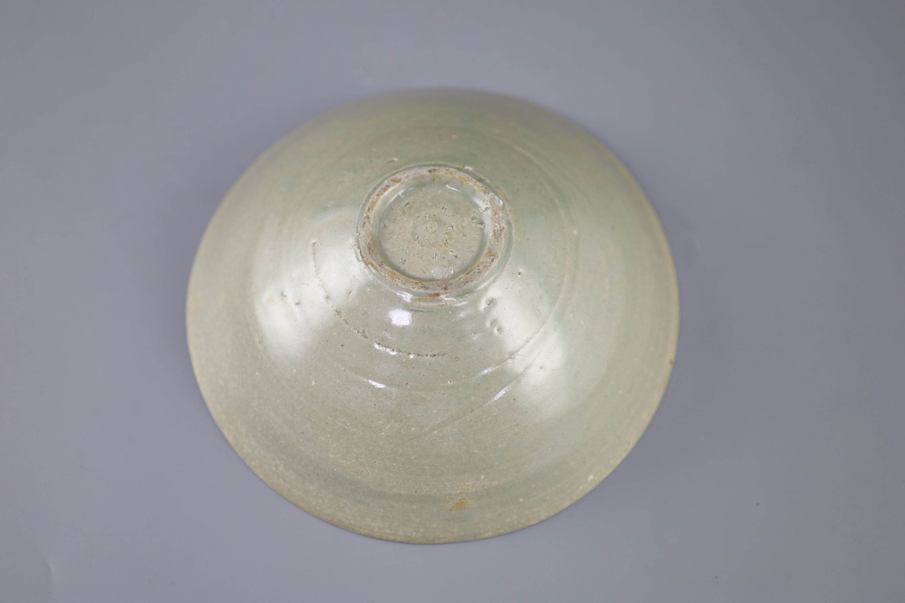 A Chinese celadon bowl, Song-Yuan dynasty 18.2cm diameter